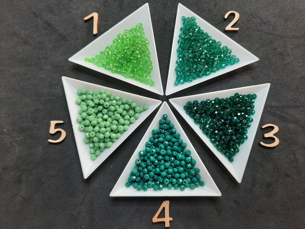 [155] Perle briolette à facette, 4x3mm, trou 0,5 mm (vert 5)