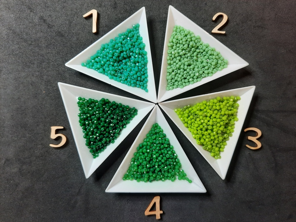 [1046] Perle briolette à facette, 3x2mm, trou 0,5 mm (vert 5)