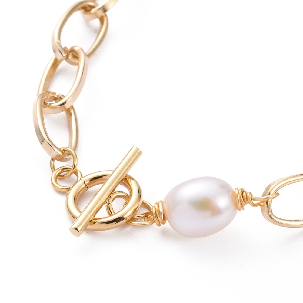 Collier chaîne en aluminium doré, maille trombone et fermoir toggle, avec perles baroques naturelles,41.5cm