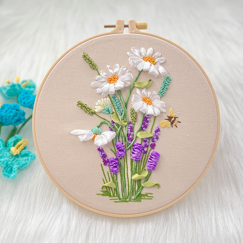 [PW-WG78780-03] Kit de broderie, avec cercle, motif bouquet de fleurs, fond crème : tissu avec patron, fils, rubans, aiguilles