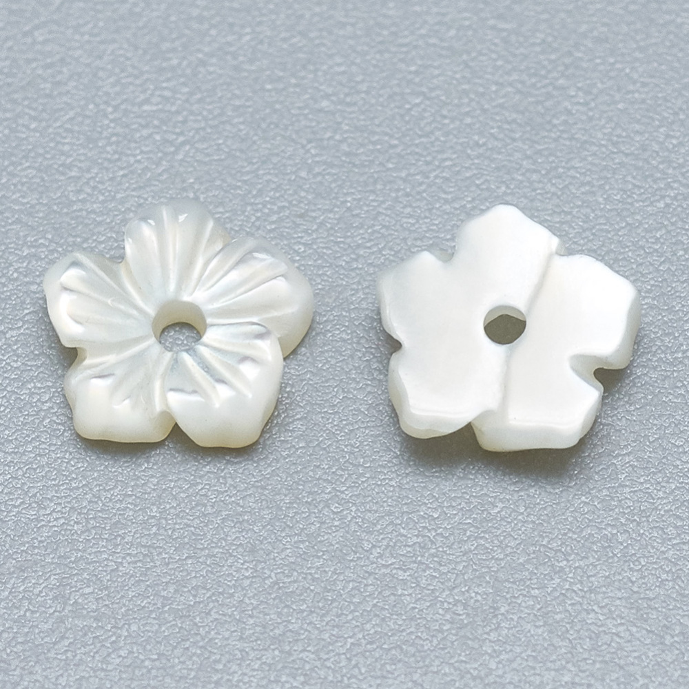 Fleur en nacre, perçage central, blanche,  6x6,5x2mm, trou 1mm