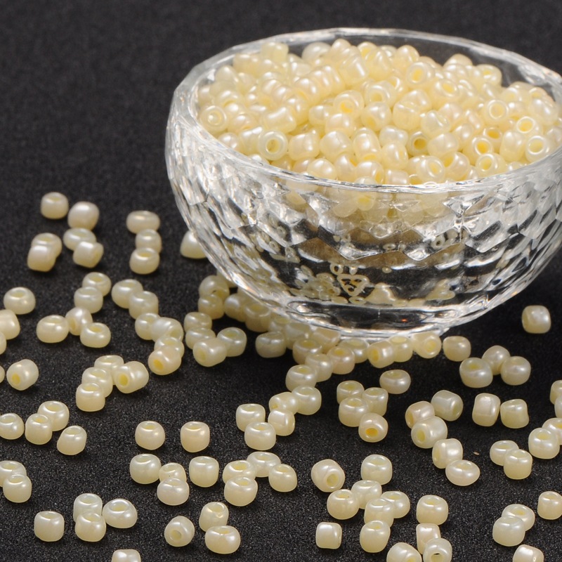 Perles de rocaille TRANSLUCIDES, TAILLE 4mm, trou 1,5mm, JAUNE, sachet 12 gr.