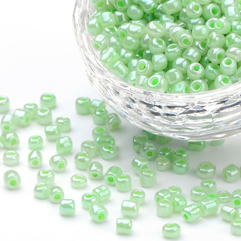 Perles de rocaille TRANSLUCIDES, TAILLE 4mm, trou 1,5mm, VERT CLAIR, sachet 12 gr.
