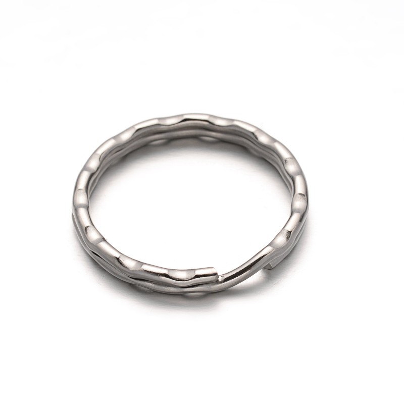 Anneau double porte clé INOX, argenté, martelé, rond, diam 25mm, épaisseur 2mm, l'unité