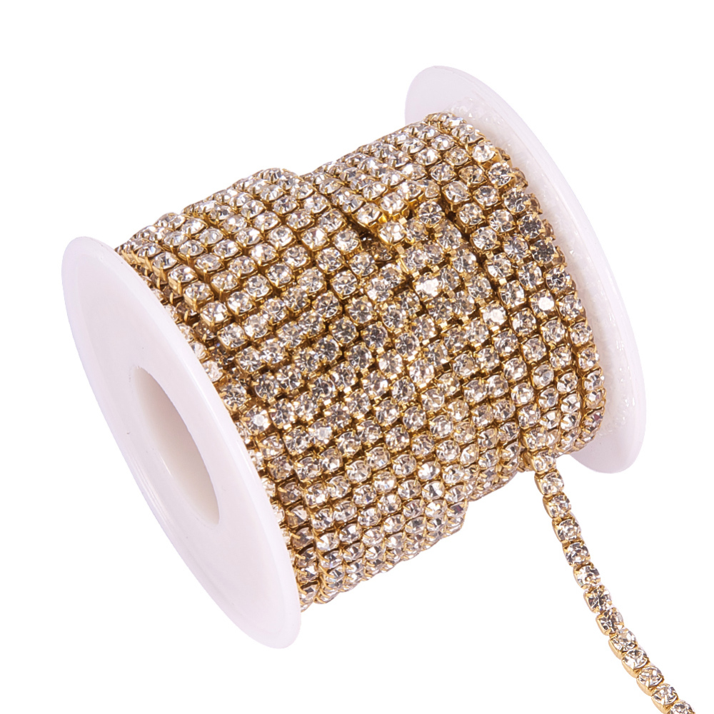 [CHC-T001-SS14-01C] Chaîne en laiton avec strass argentés 3mm, base dorée, vendu au mètre